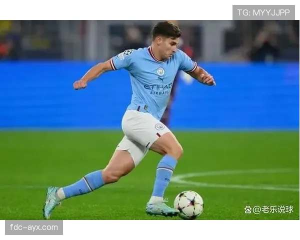 阿尔瓦雷斯球场外的生活比打比赛还拼，钱包都快撑爆了吧？