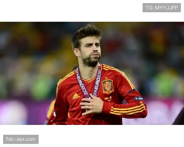 杰拉德·皮克晒早餐，摆盘像博物馆展品，账单像交首付